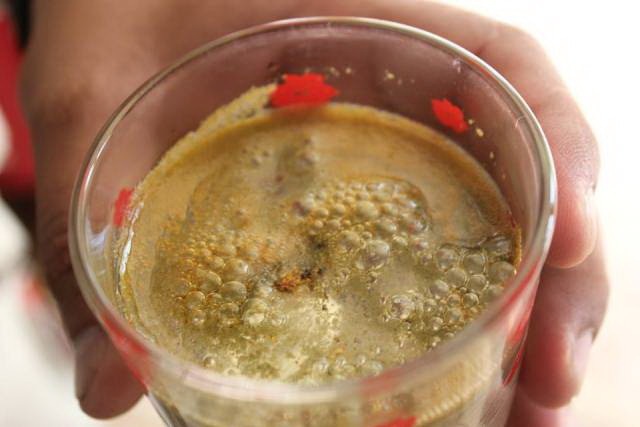 Nước sạch cho em - Hành trình đầy ý nghĩa - 1 Phát hiện nhiều tạp chất gây hại sức khỏe sau khi tiến hành điện phân